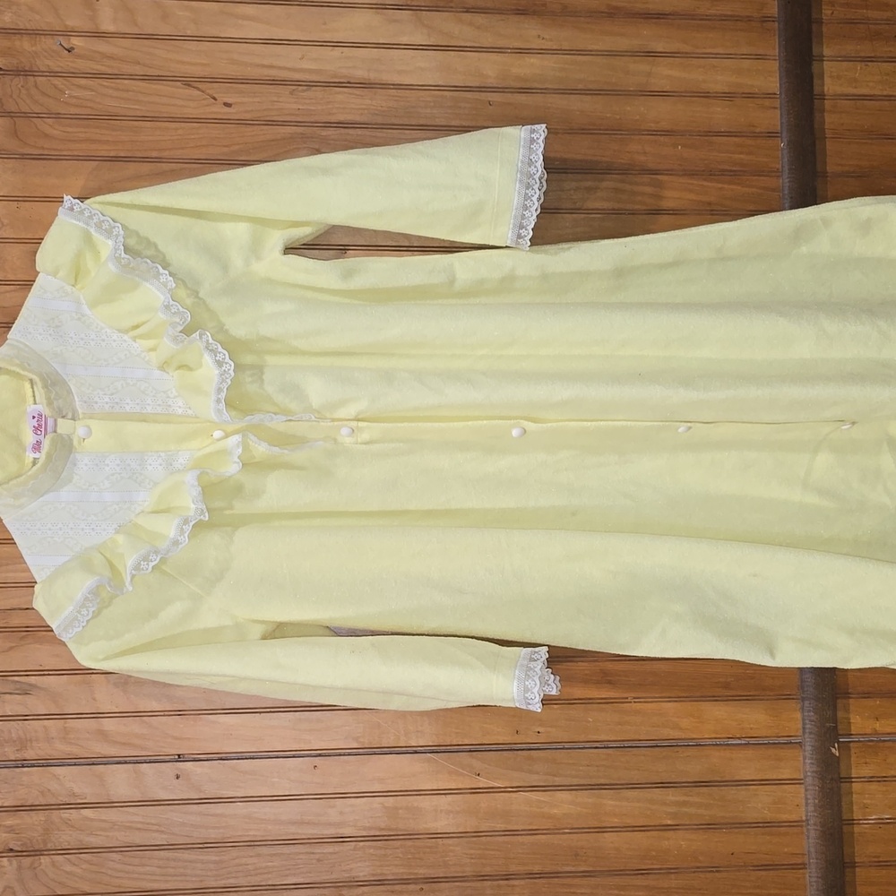 Women's Vintage 70's MaCherie Soft Yellow Nightgown with White Lace Size S/M